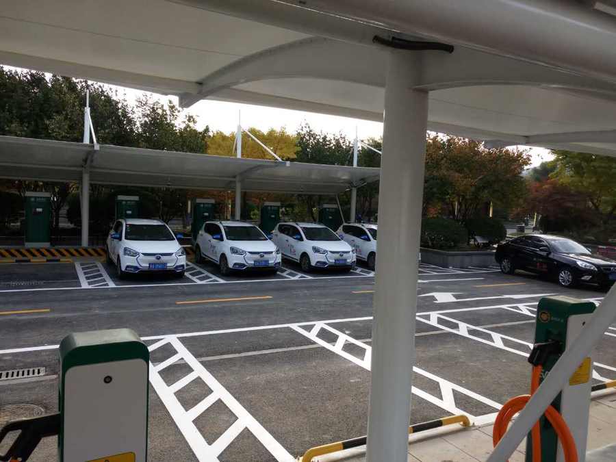 七字型的汽車停車棚，也是汽車蓬里，使用比較多的一款造型