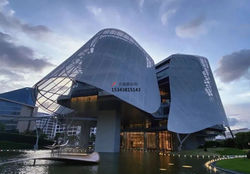優(yōu)雅而懸浮，PTFE膜結(jié)構(gòu)外立面建筑